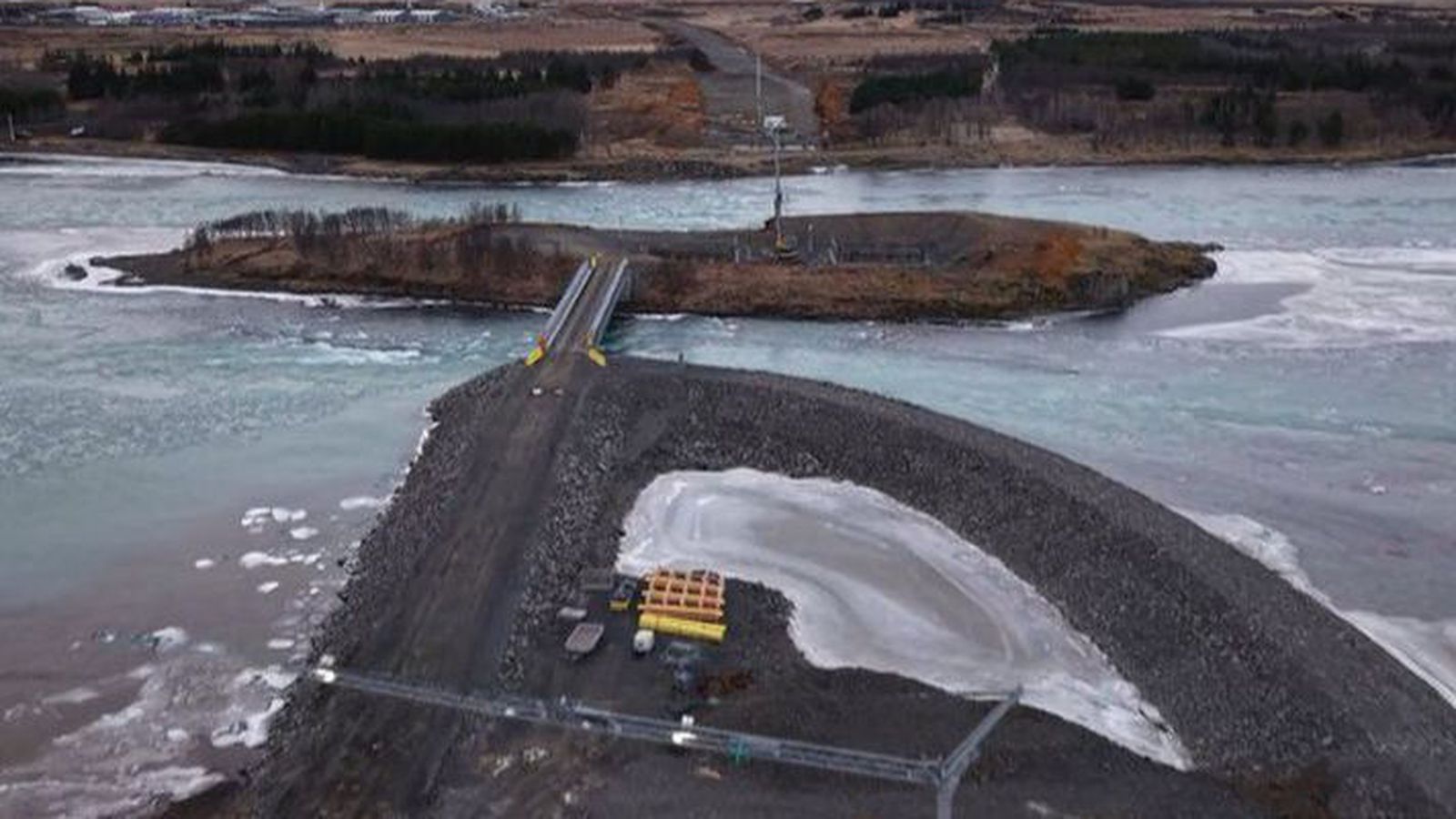 Stálvirki nýrrar Ölfusárbrúar flutt úr Þor­láks­höfn á verkstað