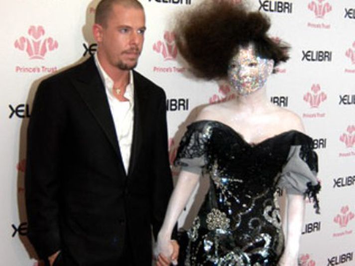 Alexander McQueen ásamt Björk en hún er klædd í kjól sem hann hannaði.