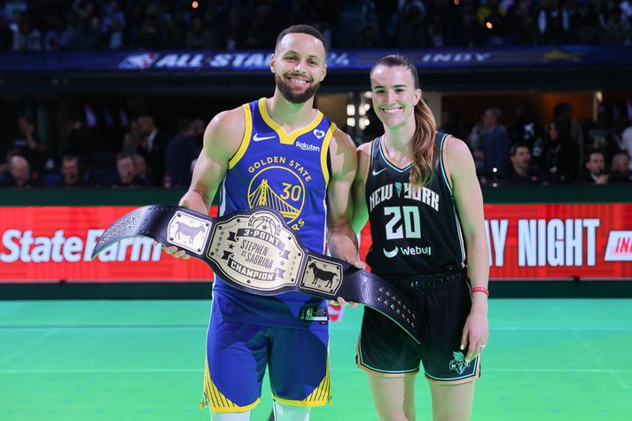 Stephen Curry með skotbeltið sem hann vann og við hlið Sabrinu Ionescu sem veitti honum harða keppni.