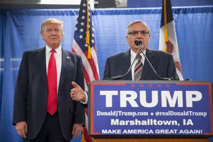 Arpaio var tíður gestur á fjöldafundum Trump í kosningabaráttunni. Þeir hafa verið bandamenn frá því að báðir sökuðu Barack Obama um að vera ekki löglegur forseti.