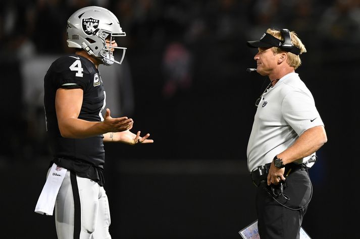 Derek Carr, leikstjórnandi Oakland Raiders talar við þjálfara sinn Jon Gruden.