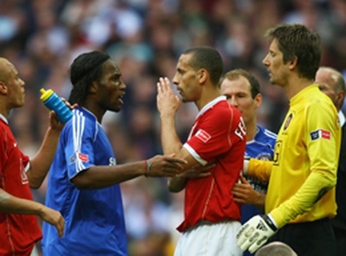 Didier Drogba og Rio Ferdinand rífast í leiknum í dag.
