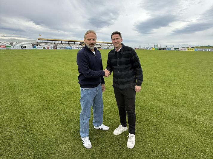 Lárus Orri Sigurðsson handsalar samninginn um að stýra ÍA út tímabilið. Segja má að hann sé mættur aftur heim.