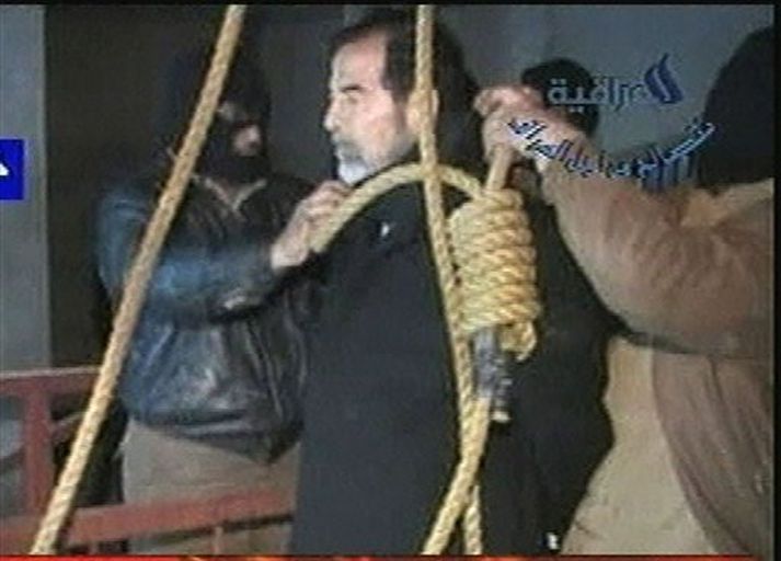 Hér sést Saddam Hússein í myndbandinu sem íraska ríkisstjórnin gaf frá sér. Á því heyrist ekkert en í farsímamyndbandinu heyrist að verðirnir hrópuðu móðganir að honum.