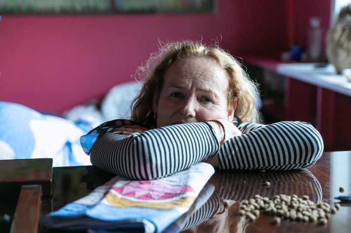 Sem fyrr er Þórunn hispurslaus og opinská og hlífir sér hvergi þar sem hún rekur eigin ættarsögu í bókinni Stúlka með fálka