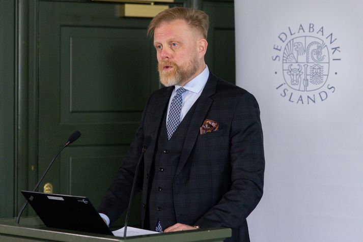 Ásger Jónsson seðlabankastjóri segir það vera ófært fyrir verkalýðsfélögin að ætla að bregðast við í framhaldinu með því að kalla bara eftir enn meiri launahækkunum. „Það mun einungis hafa í för með sér enn hærri vexti og þá um leið aukna greiðslubyrði af lánum fólks.“ 