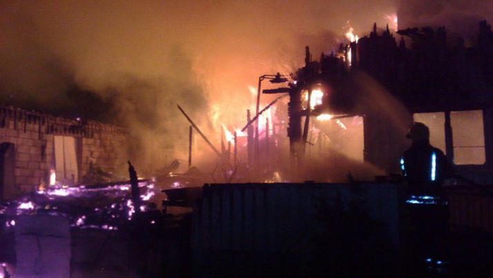 Elliheimilið stendur í ljósum logum.