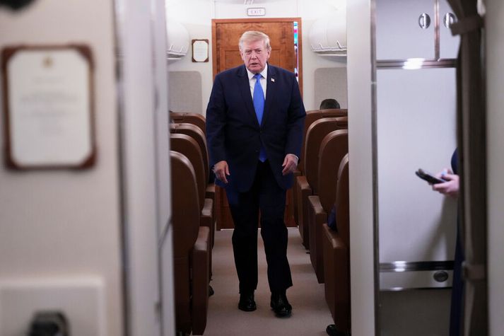 Trump ræddi við blaðamenn um borð í flugvél sinni.
