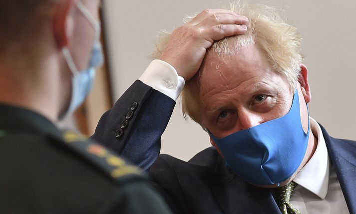 Boris Johnson skartaði grímu þegar hann heimsótti höfuðstöðvar sjúkraflutninga Lundúna í morgun.