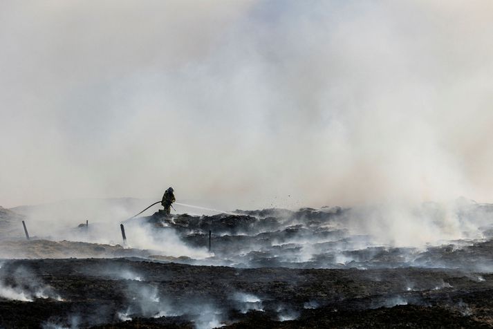 Slökkvilið berst við sinueld á Vatnsleysuströnd í gær.