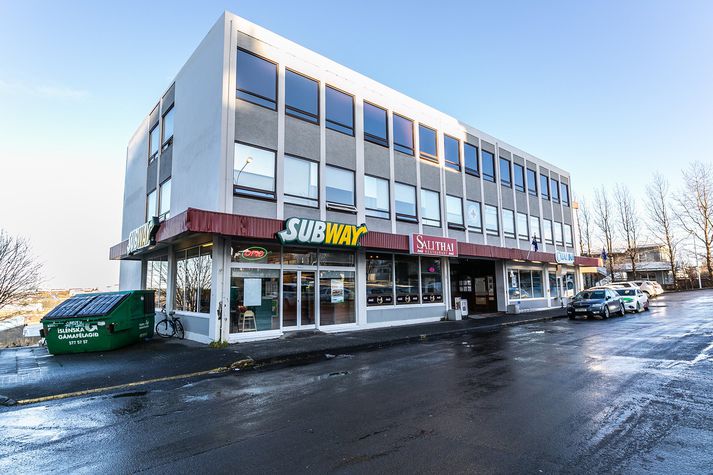 Árásin varð fyrir utan Subway við Hamraborg í Kópavogi.