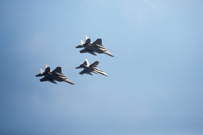 F-15 þotur á flugi.