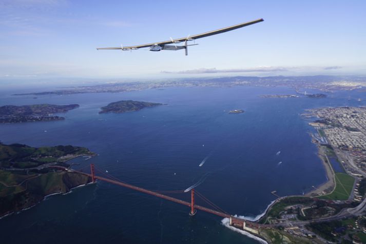 Solar Impulse 2 á flugi yfir San Francisco þann 23. apríl.