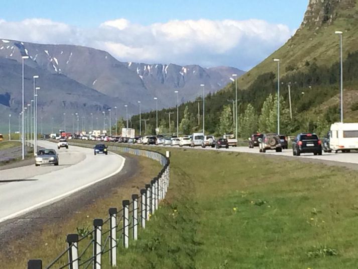 Þessi mynd var tekinn síðdegis en þá náði bílaröðin að Korputorgi.