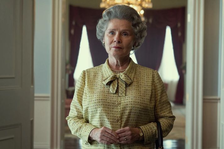 Imelda Staunton sem Elísabet Bretadrottning í The Crown.