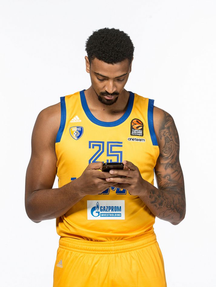 Jordan Mickey fór örugglega í símann eftir leik og skoraði skallakörfuna sína.