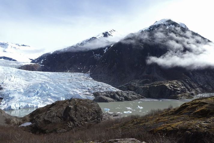 Mannsins hefur verið leitað við Mendenhall vatn í Alaska. Myndavélin með upptökunni fannst við vatnið.