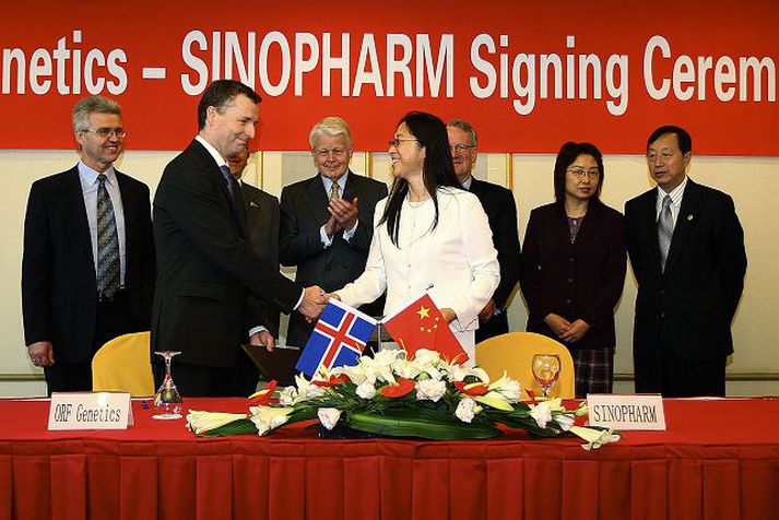 Björn L. Örvar og Yin Xiaohong handsala samninginn. Júlíus B. Kristinsson, Ólafur Ragnar Grímsson, Gunnar Snorri Gunnarsson og Jón Ásbergsson voru viðstaddir undirritunina.