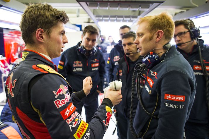 Max Verstappen ræðir við verkfræðinga Toro Rosso liðsins í Jerez.