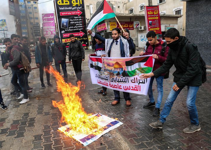 "Jerúsalem er höfuðborg Palestínu,“ sagði á borða þessara Palestínumanna sem mótmæltu áformum Bandaríkjaforseta í gær. Þeir brenndu jafnframt ísraelska fánann og mynd af Trump forseta.