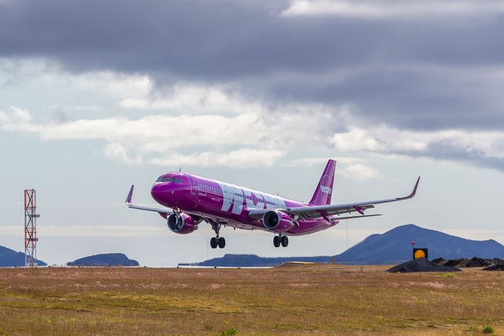 Farþegaþota WOW Air við flugtak á Keflavíkurflugvelli.