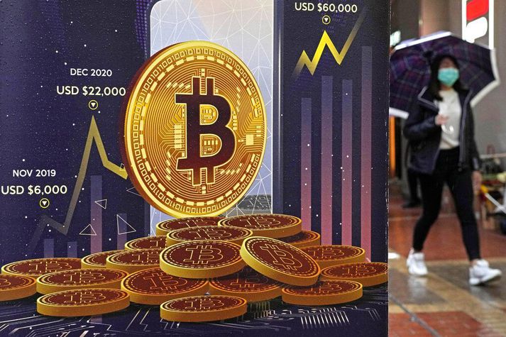 Auglýsing fyrir rafmyntina bitcoin í Hong Kong. Gengi rafmynta féll eftir slæm tíðindi um FTX, eina stærstu rafmyntarkauphöll heims.