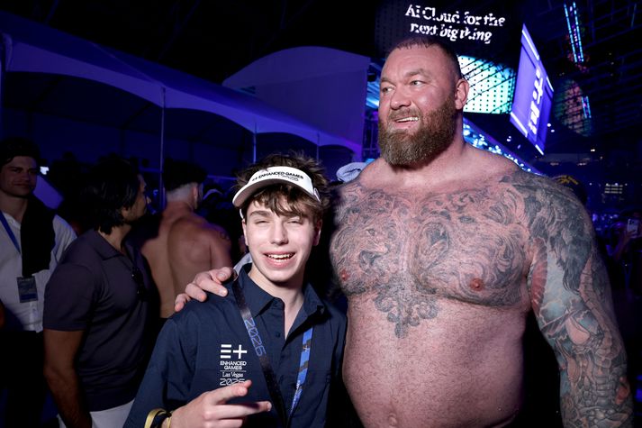Hafþór Júlíus Björnsson með aðdáenda þegar hann reyndi við heimsmetið síðast á Steraleikunum í Las Vegas.