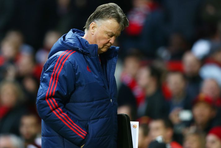 Louis van Gaal gengur svekktur af velli á Old Trafford.