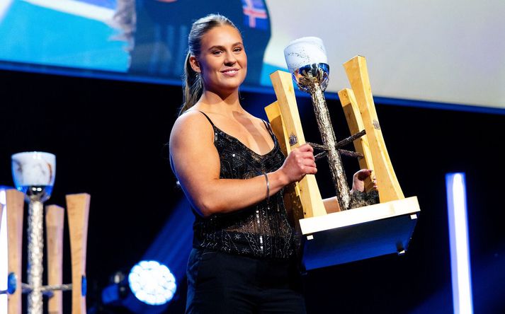 Eygló Fanndal Sturludóttir með verðlaun sín sem Íþróttamaður ársins 2025.