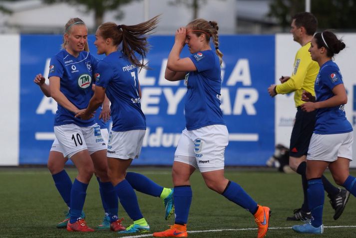 Ásgerður Stefanía Baldursdóttir, fyrirliði Stjörnuliðsins, skoraði tvö mörk í kvöld. Hér fagnar Anna María Baldursdóttir henni.