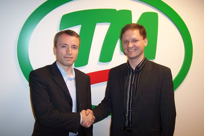Samstarfið handsalað. Þóroddur Sigfússon, vörustjóri í atvinnurekstrardeild TM, og Bjarki Jóhannesson, markaðsstjóri SecurStore, handsala samstarf á sviði forvarna- og fræðslumála sem beinist að verndun á tölvugögnum.