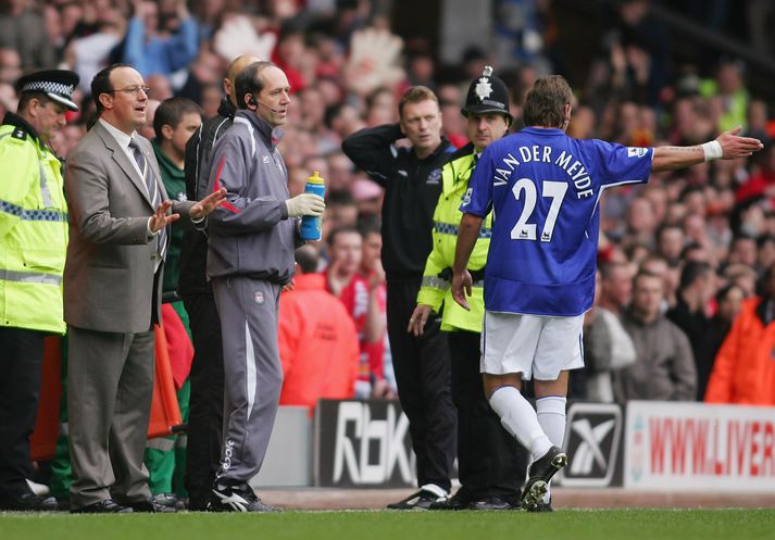 Van Der Meyde þykir erfiður viðureignar. Hér er honum vísað af velli í leik gegn Liverpool.