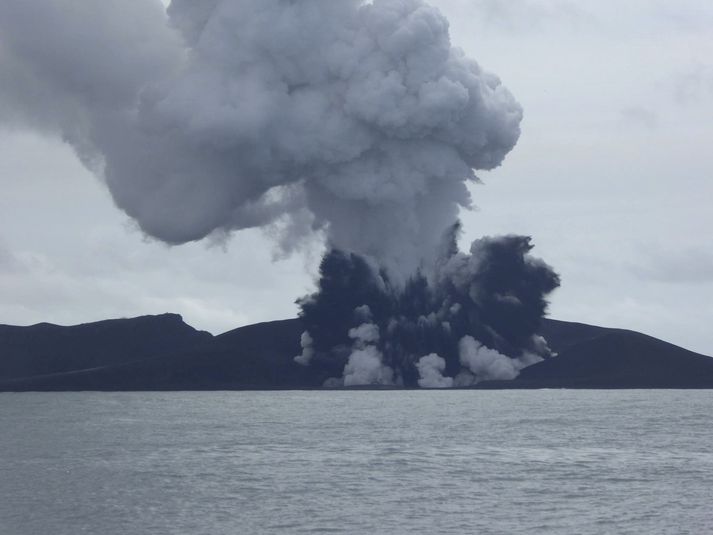 Gosið hefur staðið yfir í um mánuð um 65 kílómetrum norðvestur af Nuku'alofa, höfuðborg Tonga.