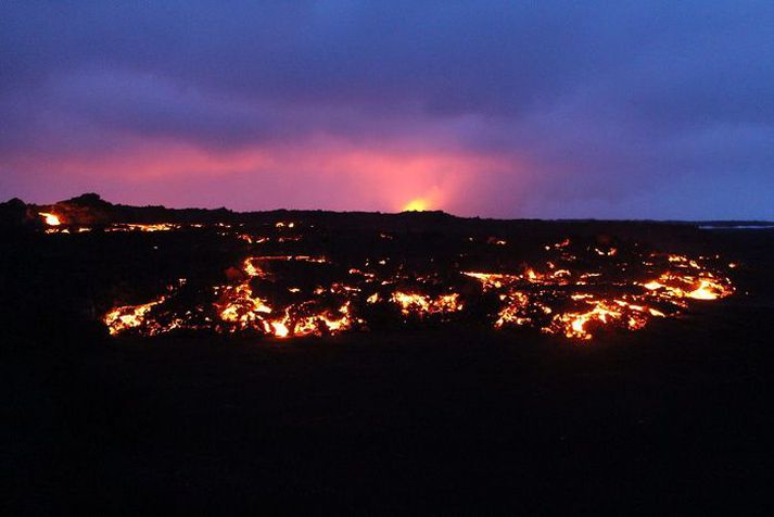 Hraunbreiðan er orðin rúmlega 72 ferkílómetrar að stærð – og enn gýs kröftuglega.