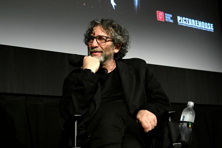 Neil Gaiman neitar sök.