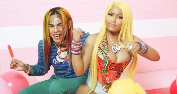 Rappararnir 6ix9ine og Nicki Minaj í myndbandi við nýtt lag þeirra, FEFE. Minaj hefur verið gagnrýnd harðlega fyrir að vinna með 6ix9ine.