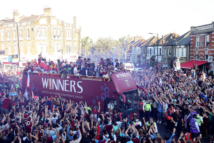 Mikill mannfjöldi tók á móti leikmönnum West Ham í austurhluta Lundúna í gær.