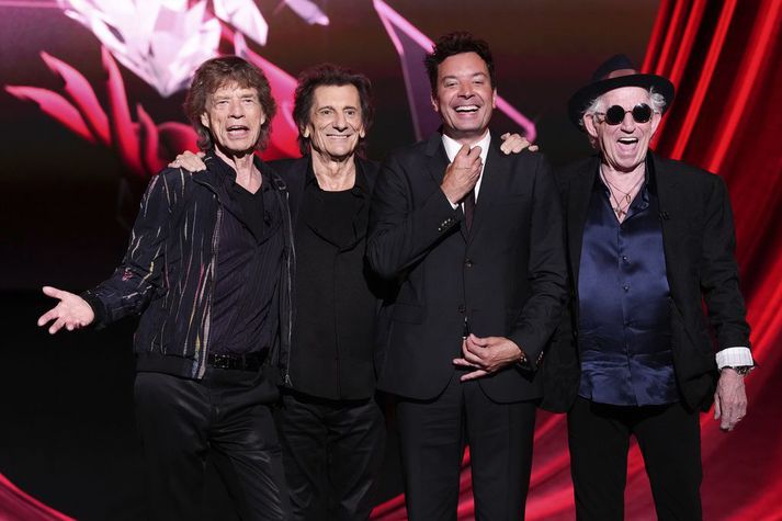 Jimmy Fallon ásamt hljómsveitarmeðlimum The Rolling Stones í London í gær vegna útgáfu plötunnar Hackney Diamonds. Starfsmenn Tonight Show lýsa hræðilegum aðstæðum í viðtali við tímaritið sem ber svo gott sem sama nafn og sveitin.