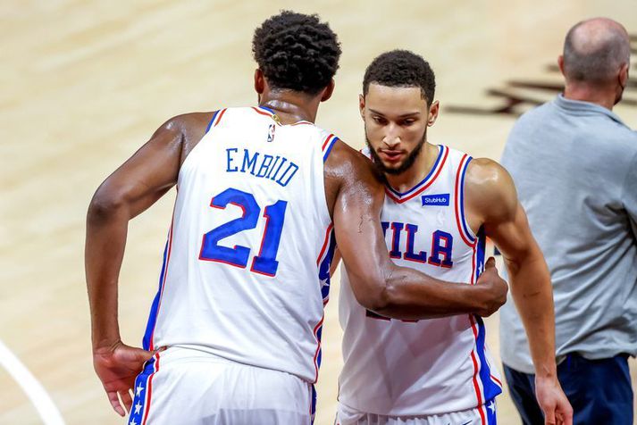 Samherjarnir Ben Simmons og  Joel Embiid geta vonandi fundið góða lausn og spilað aftur saman.