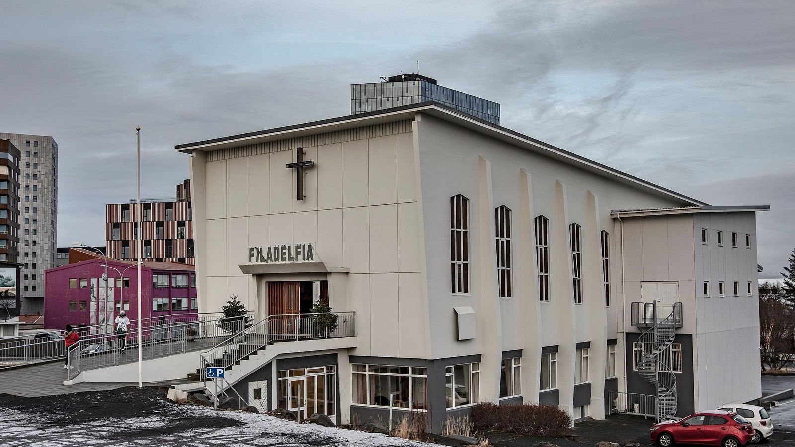 Brotist inn í Fíladelfíuna og gítar stolið