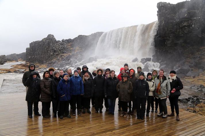 Starfsmannafélag Þjóðminjasafnsins var í árlegri vorferð í dag og kom við á Þingvöllum þar sem hópurinn fór í gönguferð í rigningunni.