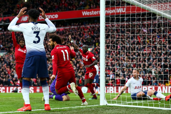 Mohamed Salah fagnar sigurmarki Liverpool  um síðustu helgi en markaskorarinn, Tottenham-maðurinn Toby Alderweireld, situr á grasinu.