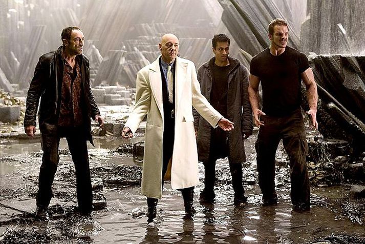 Lex Luthor snýr aftur eftir langa dvöl í fangelsi og hyggst klekkja á erkióvini sínum.