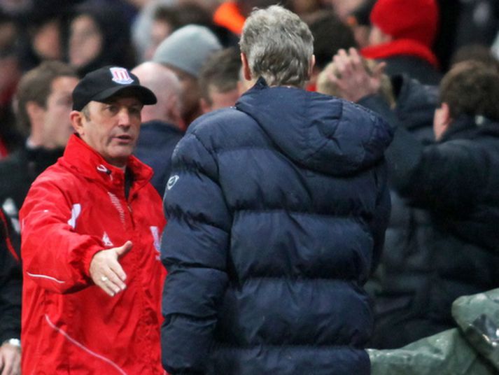 Tony Pulis þakkar Arsene Wenger fyrir leikinn.