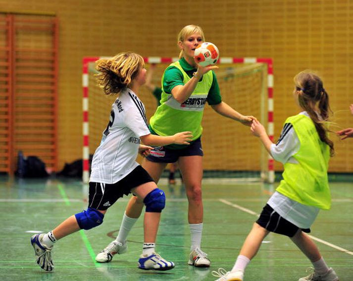 Stúlkur í handbolta.