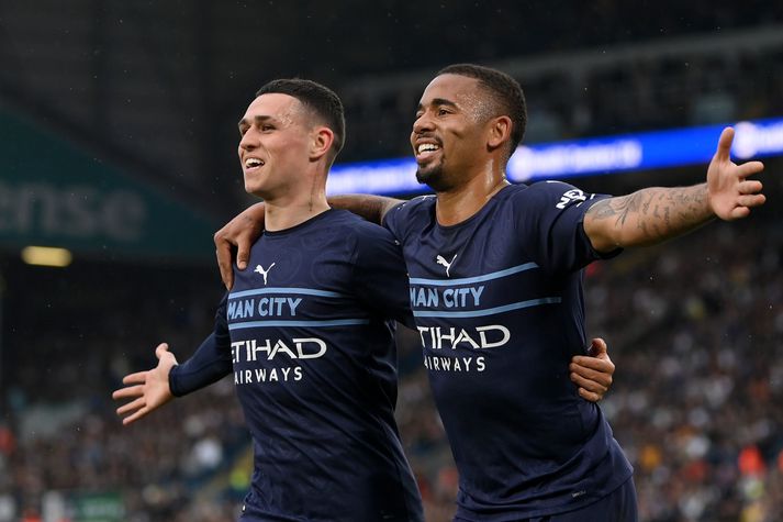 Phil Foden og Gabriel Jesus fagna marki þess síðarnefnda.