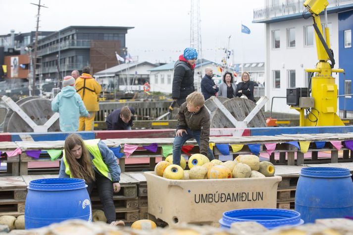 Hátíð hafsins sem haldin hefur verið við Gömlu höfnina í Reykjavík undanfarin ár hefur verið vel sótt.