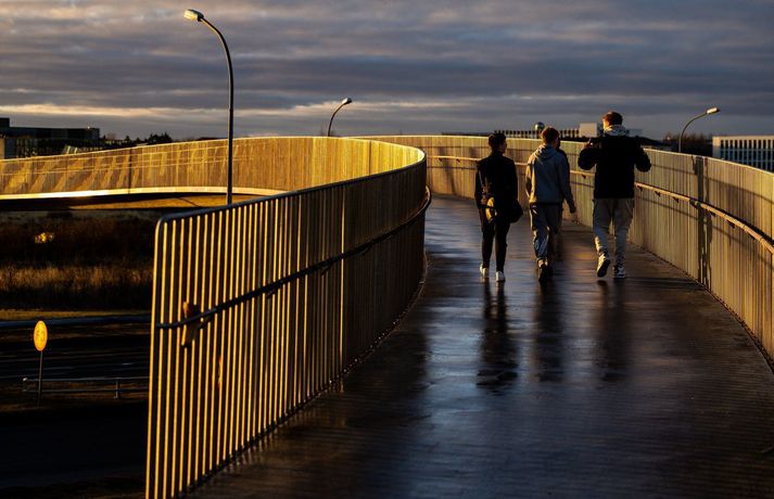 Hiti verður á bilinu fjögur til tíu stig yfir daginn þar sem mildast verður á Suður- og Vesturlandi.