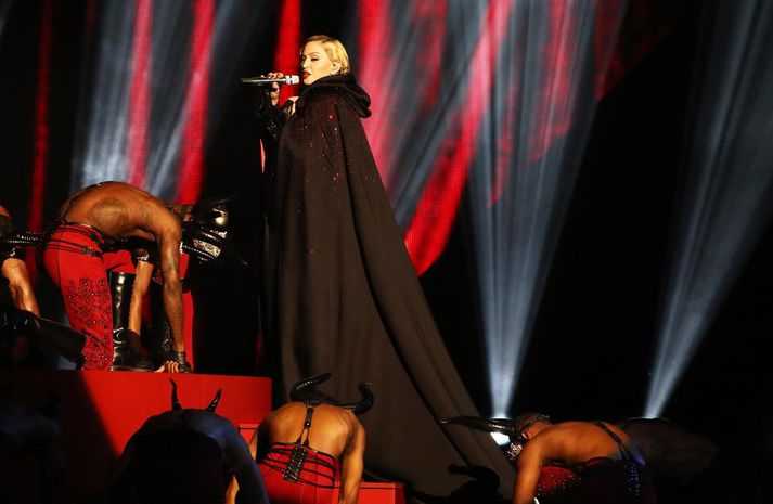 Madonna á sviðinu í kvöld.