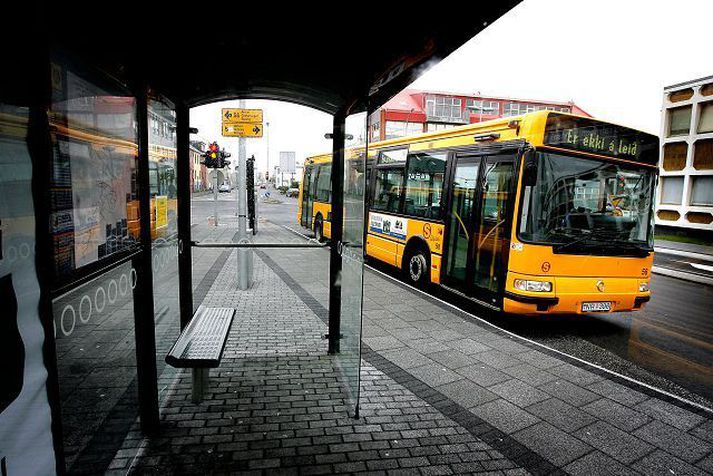 Farþegum Strætó fjölgaði um tæplega 12 prósent í október mánuði, eða um 108 þúsund, miðað við sama tímabil í fyrra. Samkvæmt upplýsingum frá strætó er þetta í fyrsta skiptið sem farþegafjöldinn er meiri en ein milljón í októbermánuði.